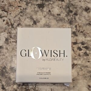 HUDA BEAUTY Cream Setting Powder for a Flawless Finish